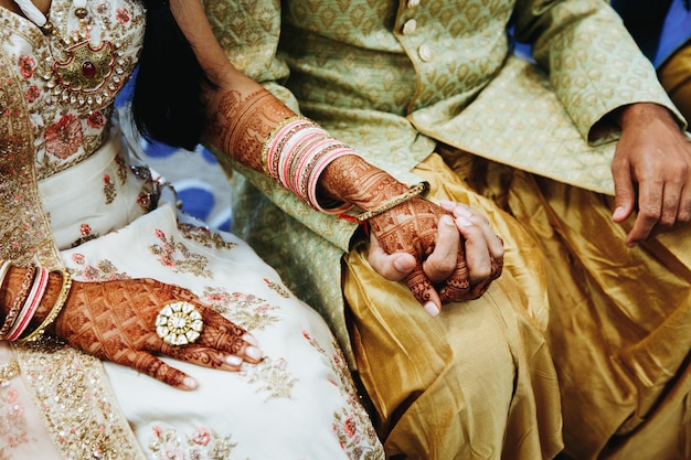 novios indios están tomados de la mano