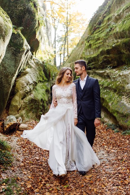 Novios jóvenes disfrutando de momentos románticos