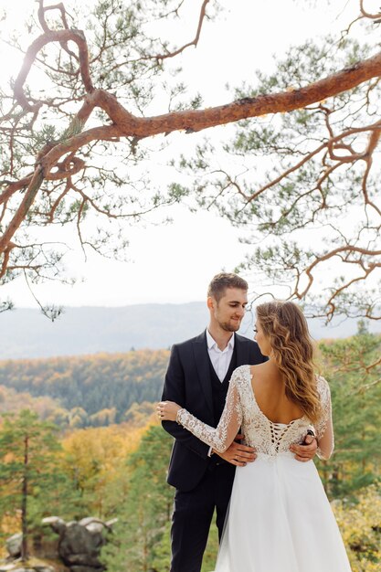 Novios jóvenes disfrutando de momentos románticos