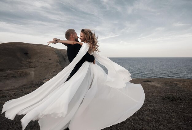 Novios de moda en vestido de novia