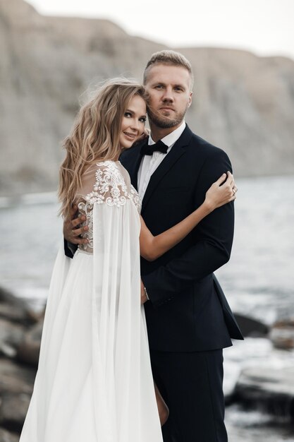 Novios de moda en vestido de novia