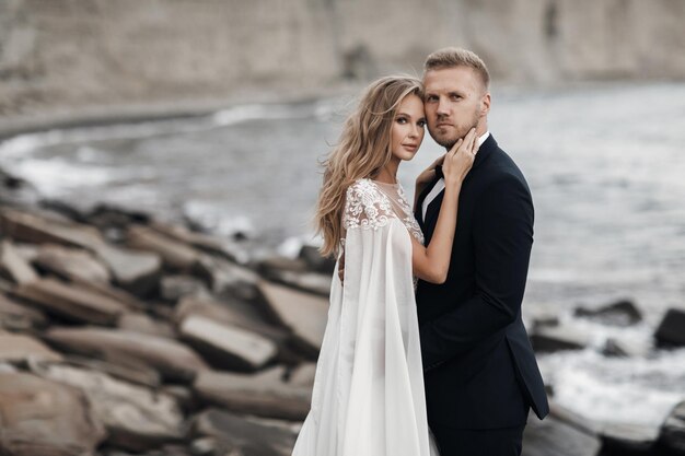 Novios de moda en vestido de novia