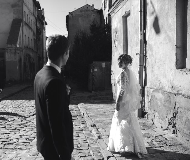 Novios posando en las calles del casco antiguo