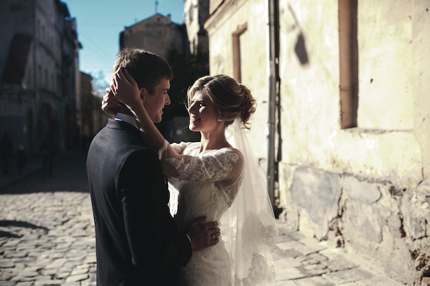 Novios posando en las calles del casco antiguo