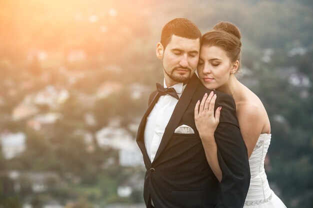 Novios posando para la cámara en la joroba