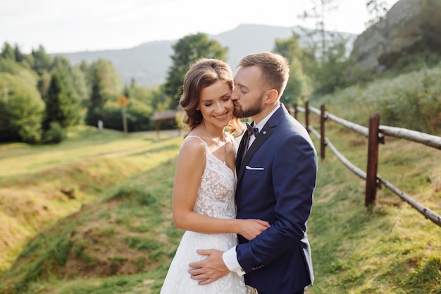 Novios románticos enamorados paseos en las montañas y el bosque