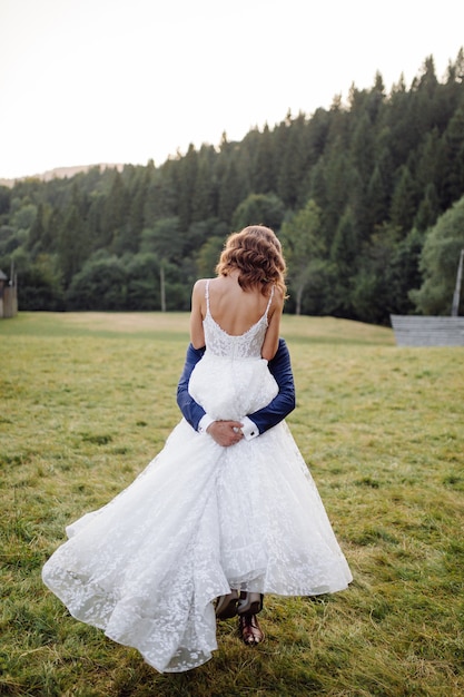 Foto gratuita novios románticos enamorados paseos en las montañas y el bosque