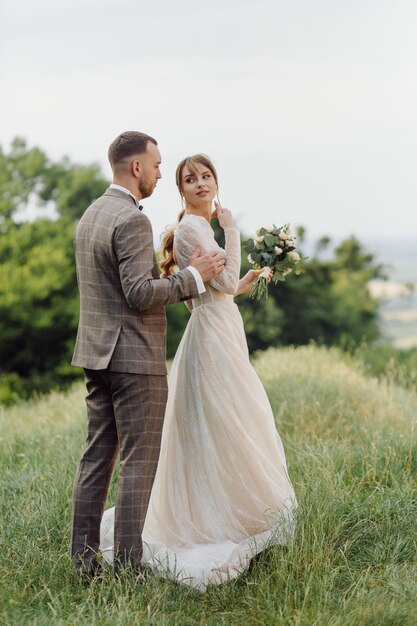 Novios románticos enamorados