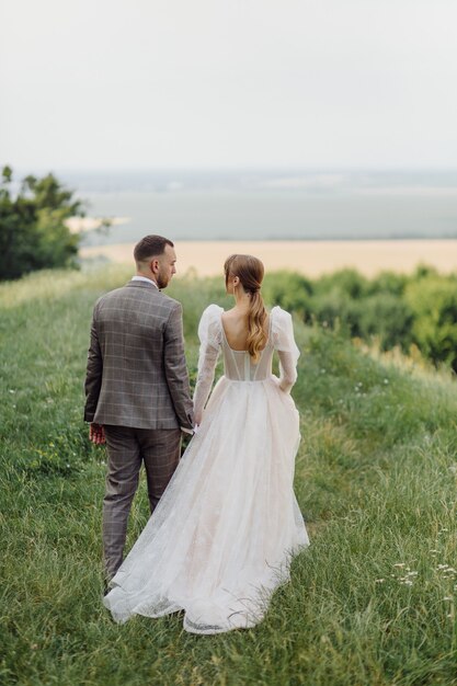 Novios románticos enamorados