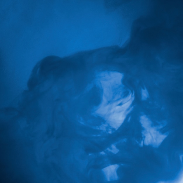 Nube abstracta entre neblina azul