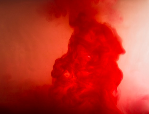Nube abstracta entre neblina roja