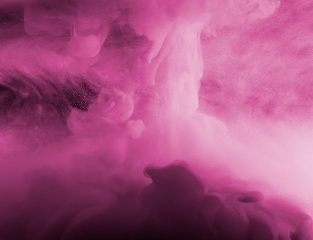 Nube abstracta entre neblina rosa