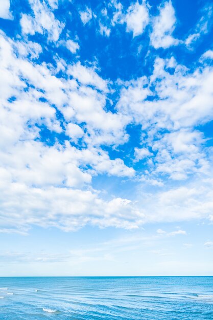 nube blanca en el cielo azul y el mar