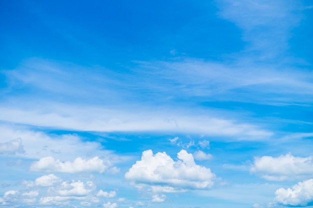 Nube blanca en el cielo azul