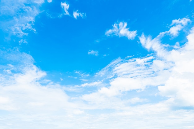 Nube blanca en el cielo azul