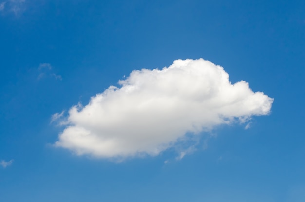 Nube blanca en el cielo azul