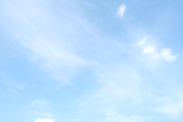 Nube blanca en el cielo azul