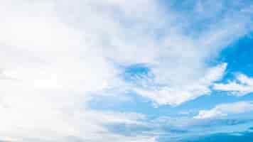 Foto gratuita nube blanca en el cielo azul