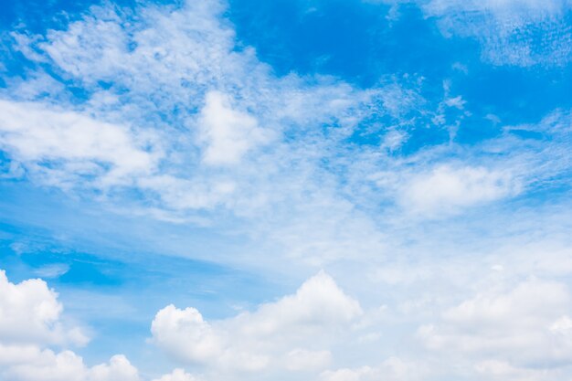 Nube blanca en el cielo azul