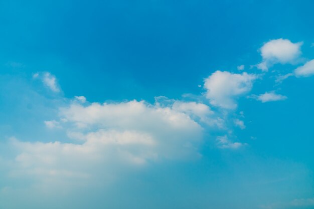 Nube blanca en el cielo azul