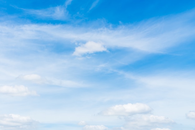 Nube blanca en el cielo azul