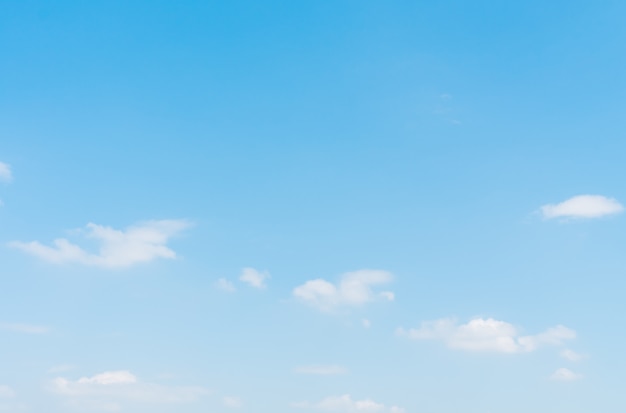 Nube blanca en el cielo azul