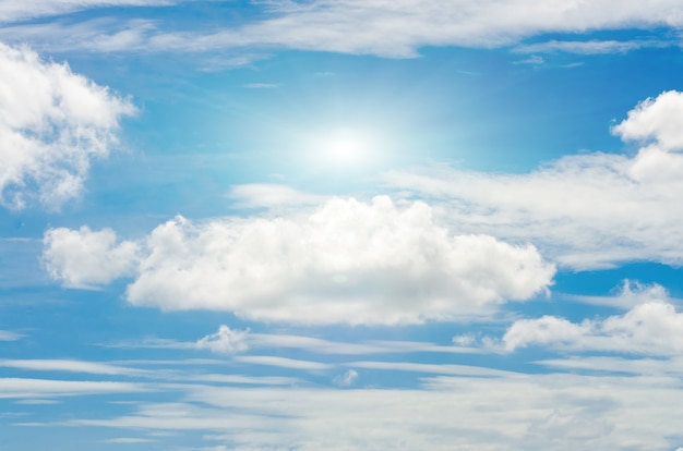 Nube blanca en el cielo