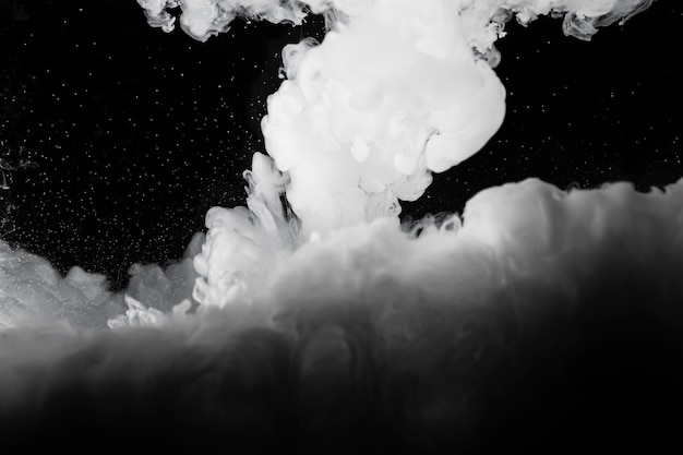 Nube blanca con fondo negro