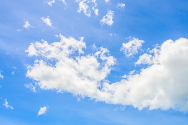 Nube blanca hermosa en fondo de la naturaleza del cielo azul