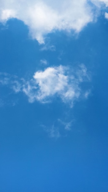 Nube blanca sobre fondo de cielo azul