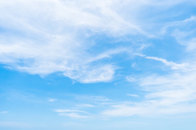 Foto gratuita nube blanca sobre fondo de cielo