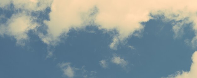 Nube en el cielo azul de fondo - Retro estilo Vintage efecto imágenes. Bandera panorámica.