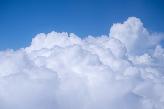 nube y cielo azul