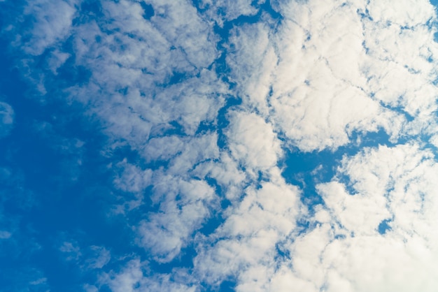 Nube en el cielo azul