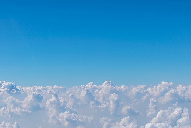 Nube en el cielo azul.