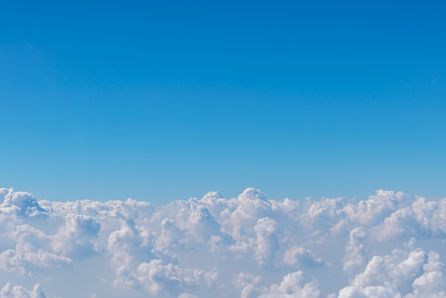 Nube en el cielo azul.