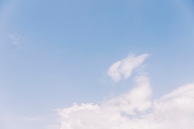 Nube con cielo azul