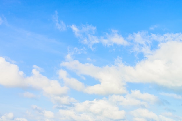 Nube en el cielo azul