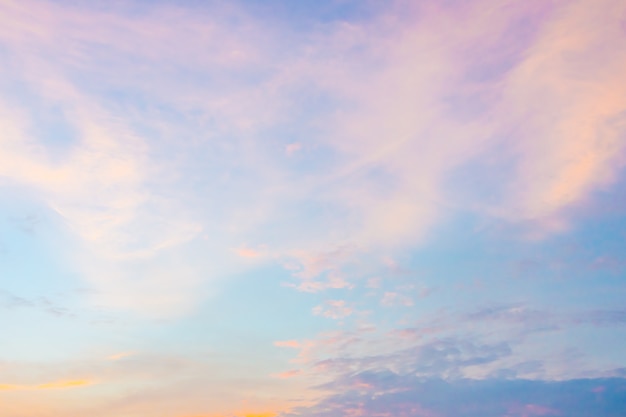 Nube en el cielo en el crepúsculo