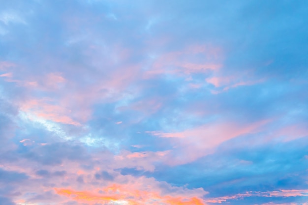 Nube en el cielo en tiempos crepusculares