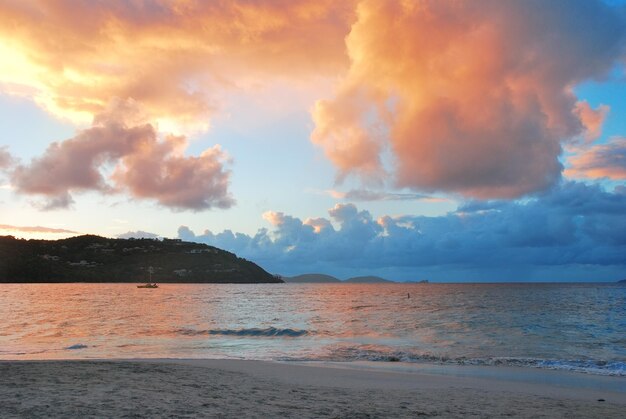 Nube colorida al atardecer en la playa de St John, Virgin Island.