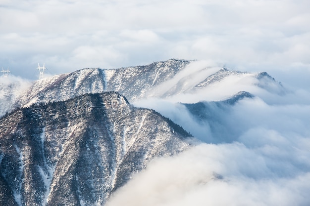 Foto gratuita nube deslizandose por la montaña