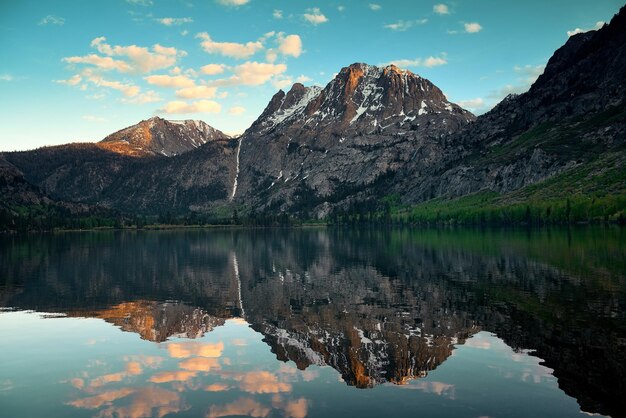 Nube de montaña nevada y lago con reflejos en Yosemite.