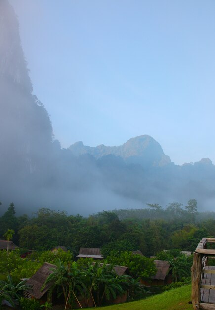 Nube de niebla del pueblo