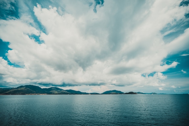 Nube oscura en el cielo con isla