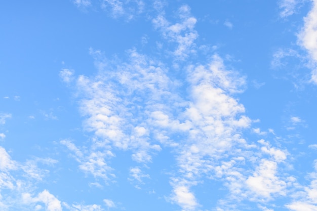 Foto gratuita nube sobre fondo de cielo azul