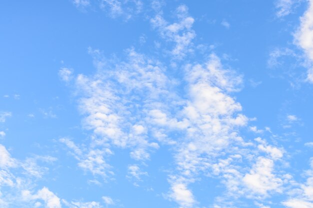 Nube sobre fondo de cielo azul