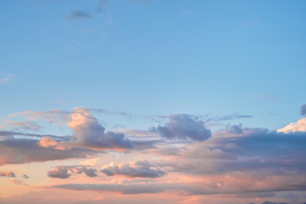 Nubes al atardecer iluminadas por el sol hermosa idea de vista para el fondo del cambio climático cuidando la naturaleza