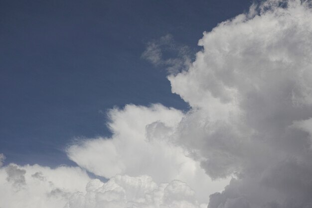 Nubes blancas con el cielo azul detrás