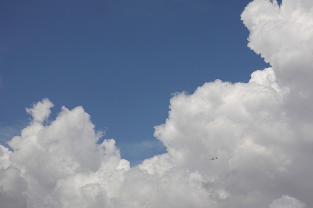 Nubes blancas con el cielo azul detrás